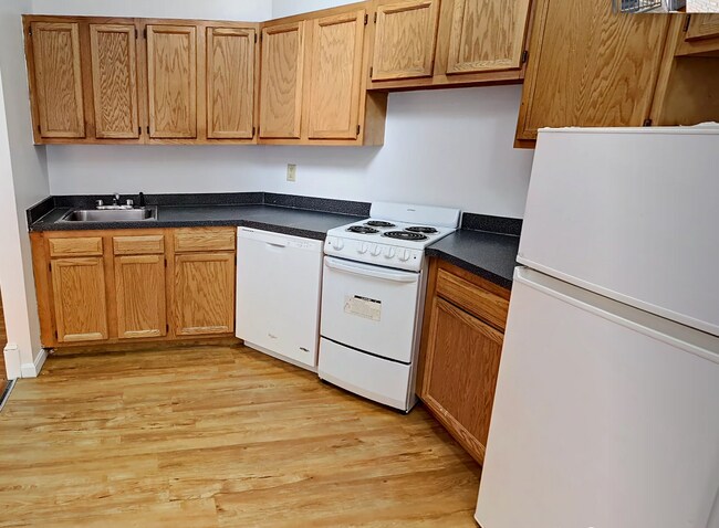 Building Photo - 9/1 No Fee! Sunny 2BR w/private balcony, h...