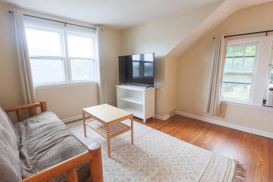 Building Photo - 1963 S 75th St