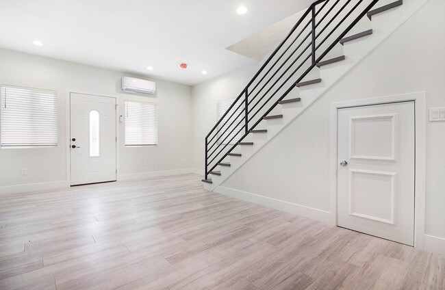 Building Photo - 1740-1742 Rose Ave Triplex