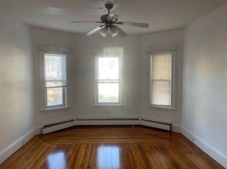 Building Photo - 10 Bowdoin St