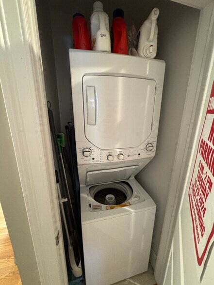 Building Photo - 183 River St