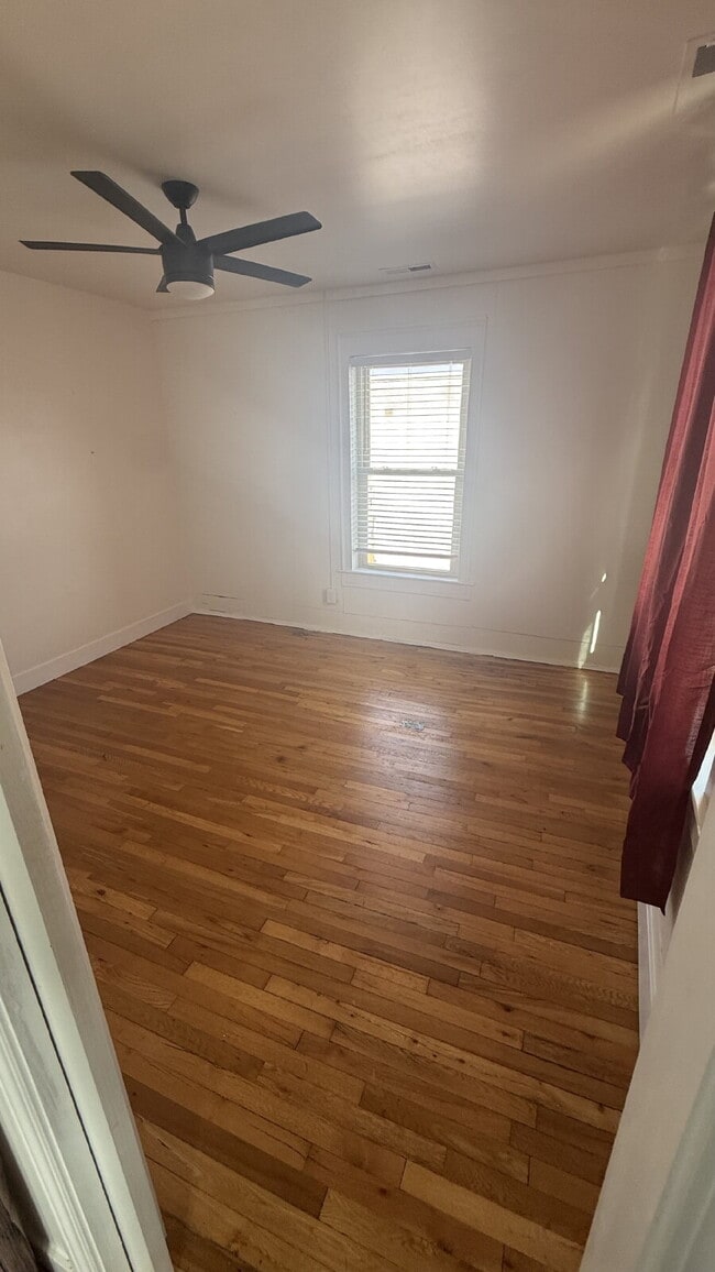 Building Photo - Cute, Convenient 2 bedroom, 1.5 bathroom apartment in the heart of Valdese!