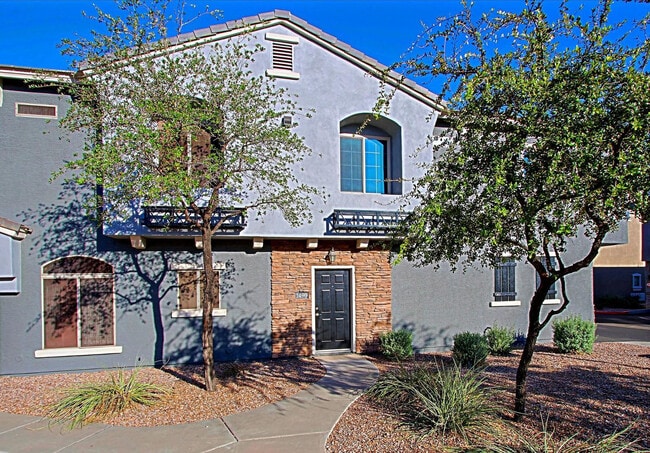 Building Photo - 2402 E 5th St