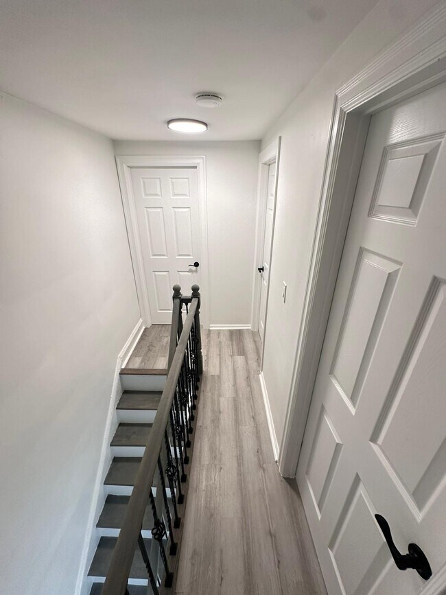 Building Photo - 109 S 7th Ave