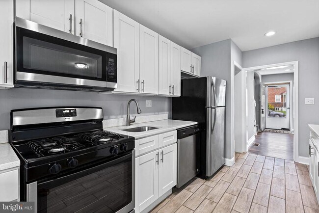 Building Photo - 1015 Lyndhurst St