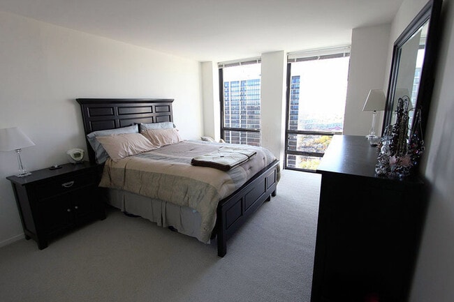 Building Photo - 1660 N La Salle Dr