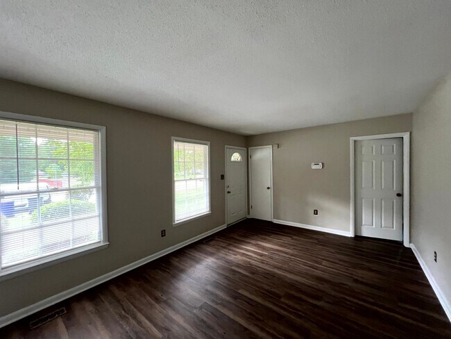 Building Photo - 109 Deerfield Dr