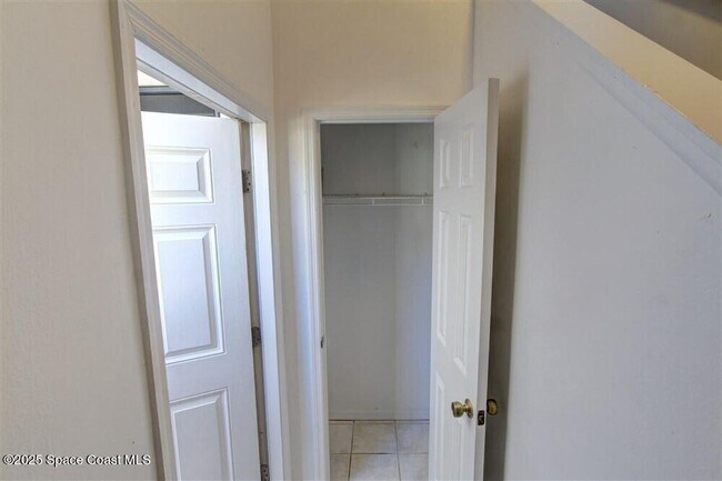 Building Photo - 1051 Country Club Dr