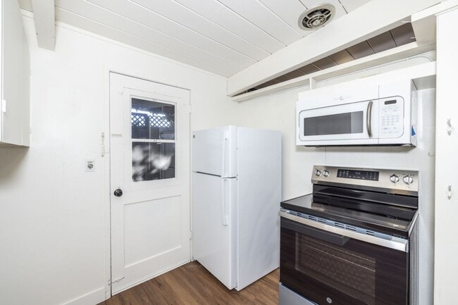 Building Photo - Freshly Updated 3 Bed, 2 Bath Eichler w/ Central Heat & AC!