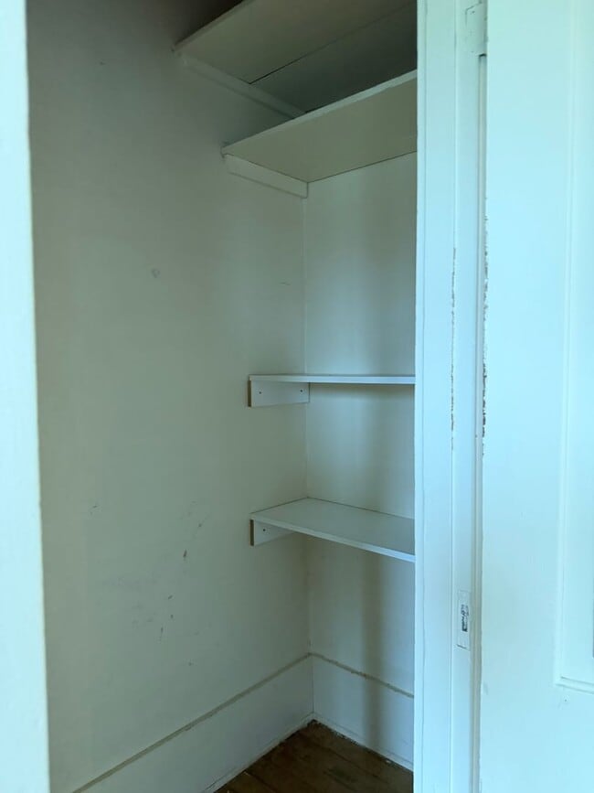 Building Photo - Large 2 bedroom 1 bath with bonus room