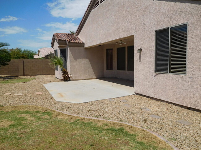 Building Photo - Lovely Single level with 4 Bed ,2 Bath and 3 Car Garage!