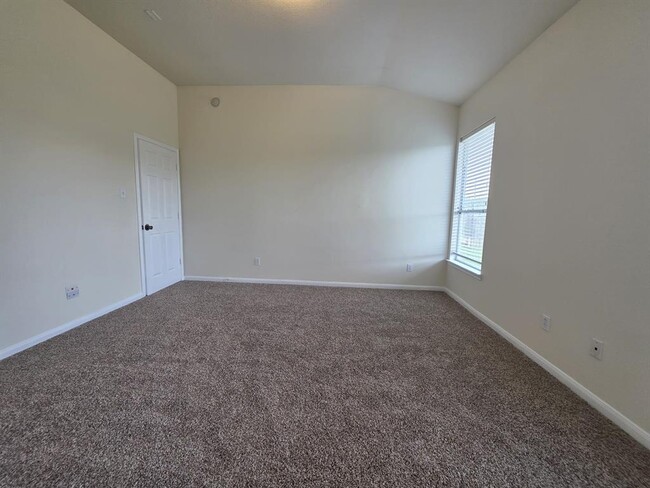 Building Photo - 2026 Makenna Ln