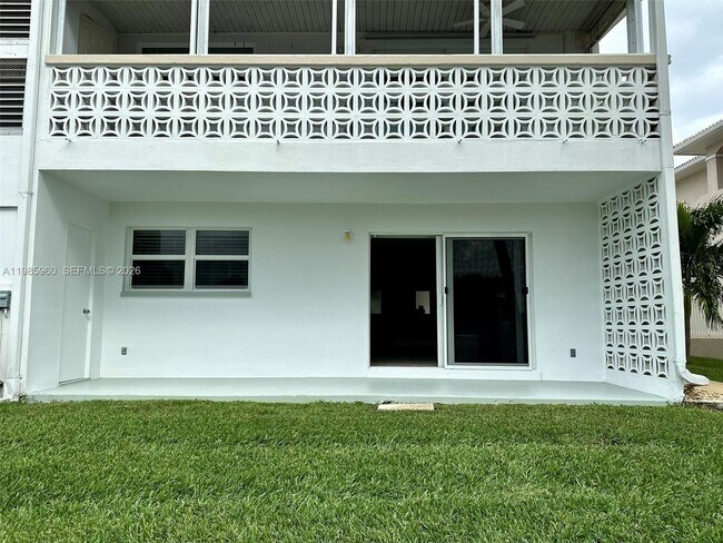 Building Photo - 708 Victoria Dr