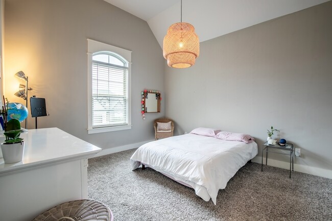 Building Photo - 5322 Honeybee Dr