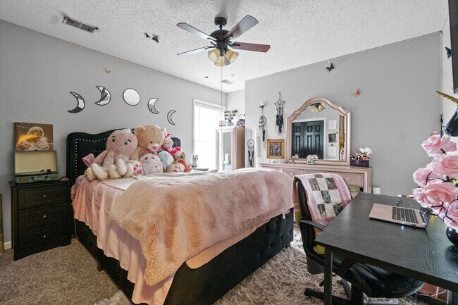 Building Photo - Lovely home in Peach Tree - Waiting for you to call home for the Holidays!