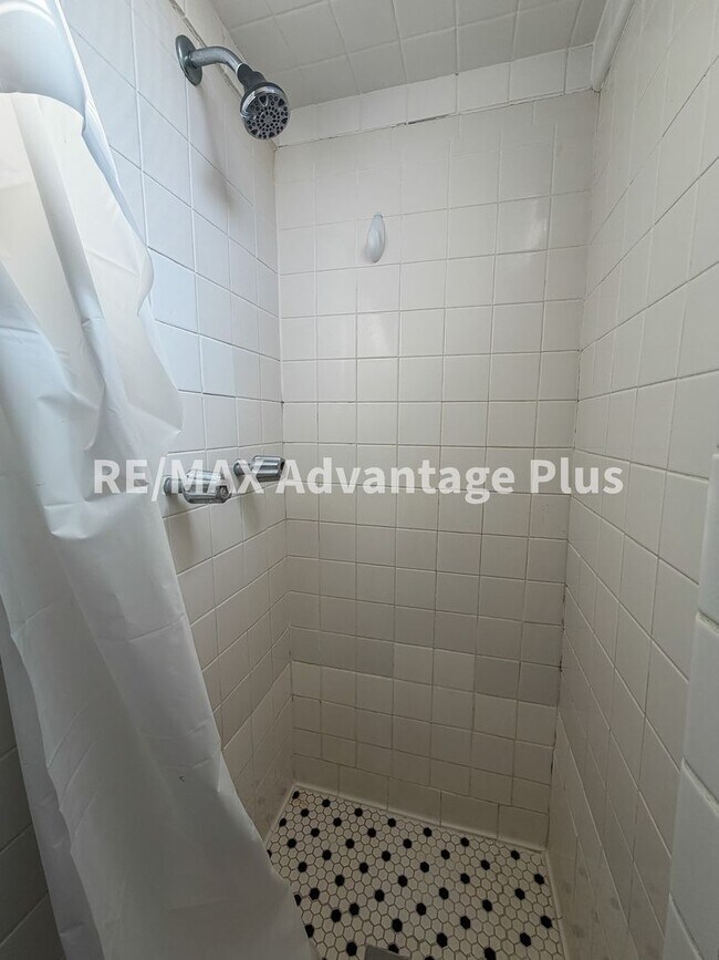 Building Photo - 400 S Main St