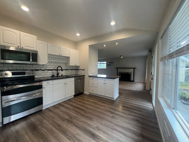 Building Photo - 2 Week Move In Special - 3 Bedroom, 2 Bath...