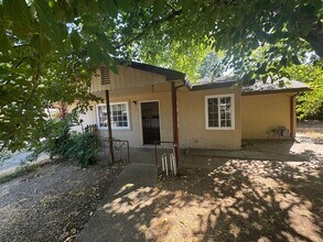 Building Photo - Small Single Family Home | 2 bed 1 bath | ...