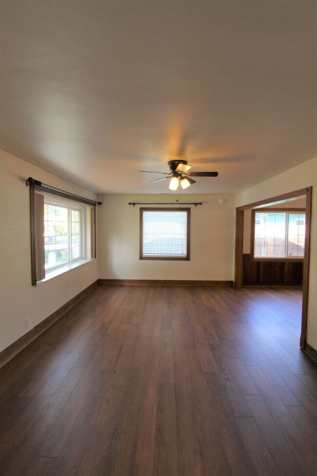 Building Photo - Quaint Midtown Ventura Home