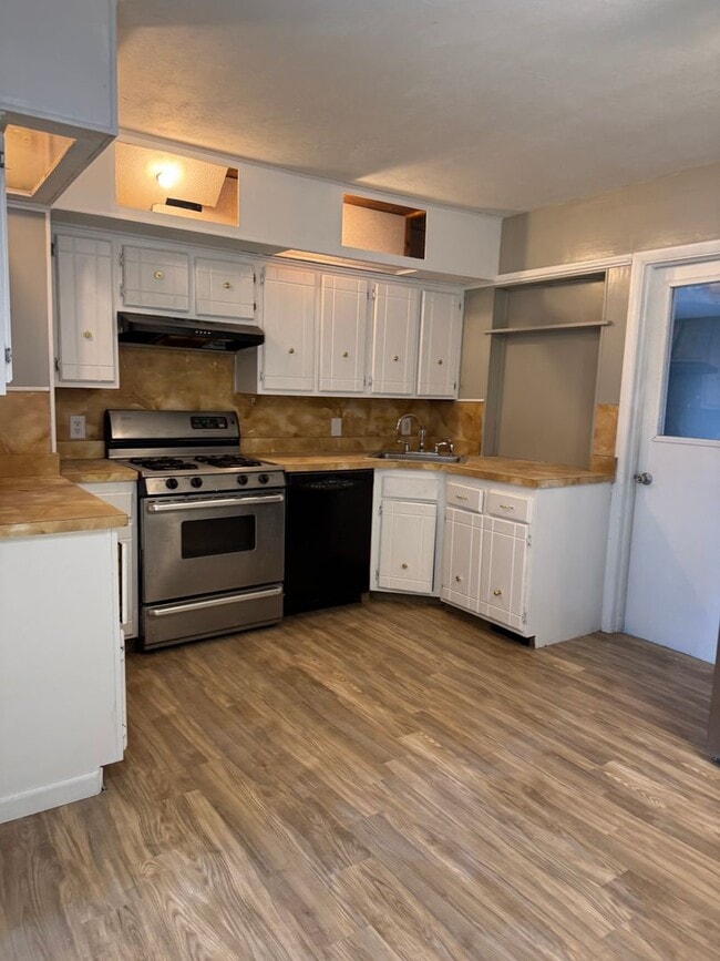 Building Photo - 4br 2bth large sun room and big fenced in backyard