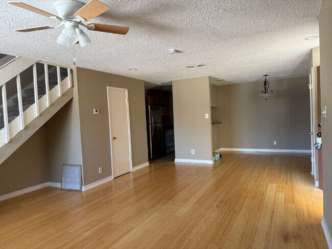 Building Photo - Private Condo Close to the Medical Center