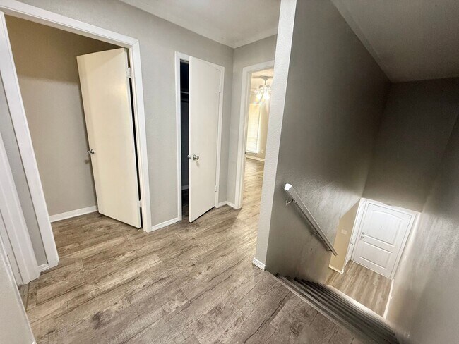 Building Photo - 1102 Lilac Dr