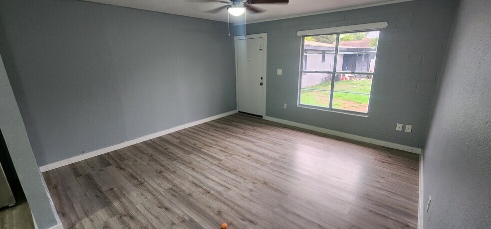 Building Photo - 1013 Reynosa St