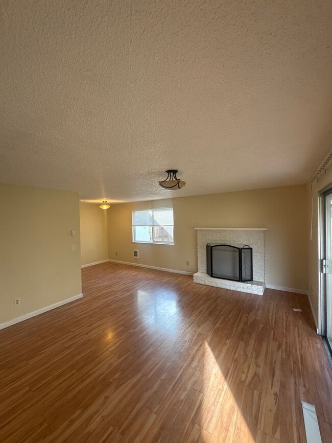 Building Photo - 3 bedroom 1 bathroom