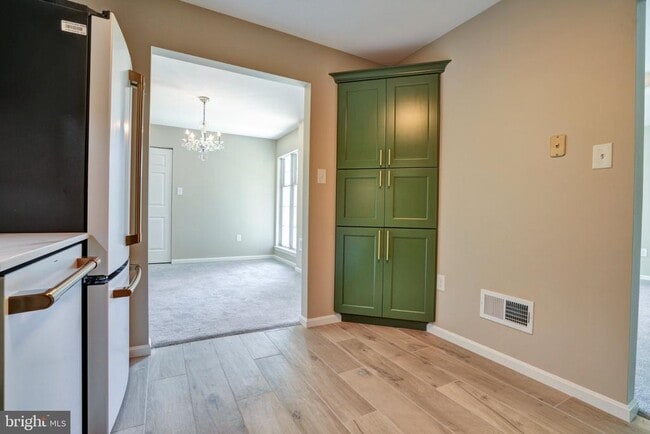 Building Photo - 325 Westridge Cir