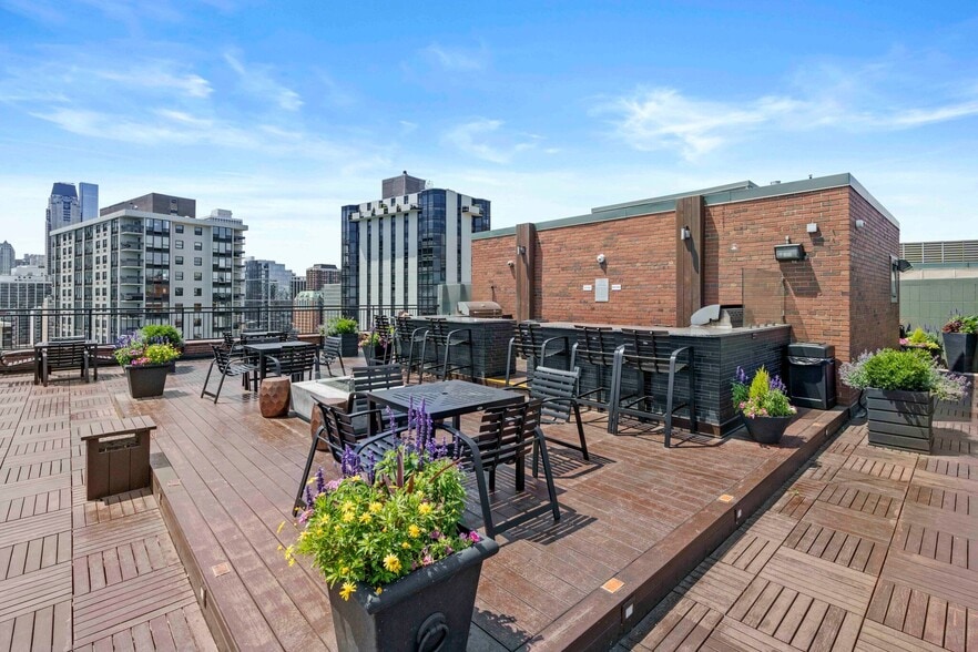 Building Photo - 1340 N Lake Shore Dr