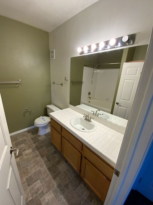 Building Photo - Summerlin  2 Bed / 2 Bath Ground floor Condo w/Fireplace