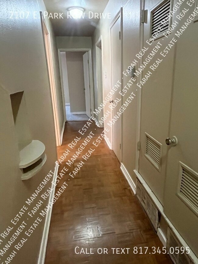 Building Photo - 2107 E Park Row Dr