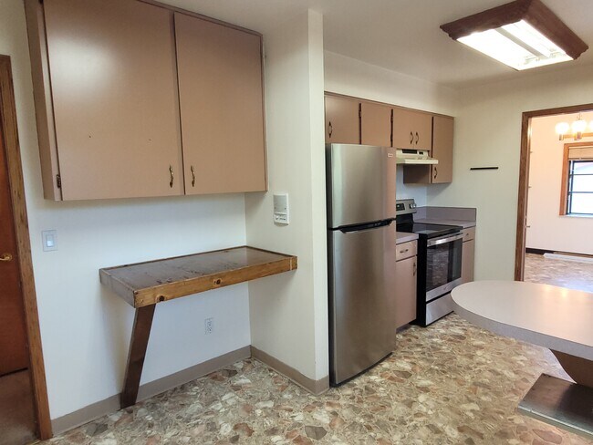 additional side counter near the kitchen for office work space - 5095 SW 163rd Ave