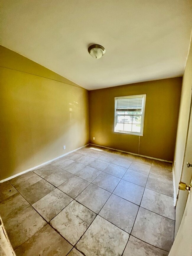 Building Photo - Cute Home and Move-in Ready