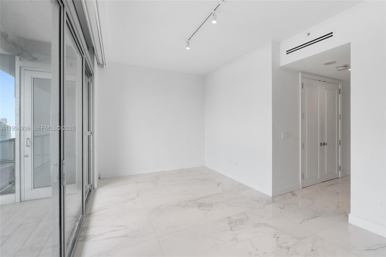 Building Photo - 1425 Brickell Ave