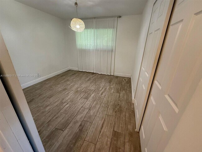 Building Photo - 407 Riverside Dr
