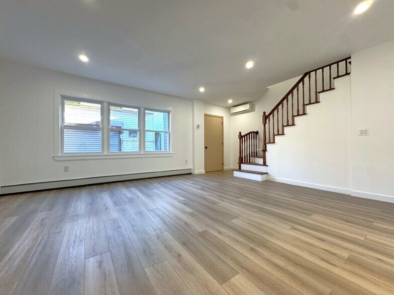 Building Photo - 198 28th St