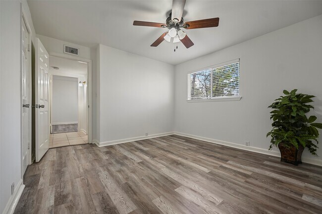 Building Photo - 7510 Shadyvilla Ln