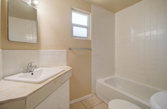 Building Photo - 2133 W Morten Ave
