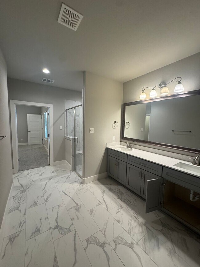 Building Photo - Enclosed Fenced Yard - 3/2/2 - Commuter Friendly