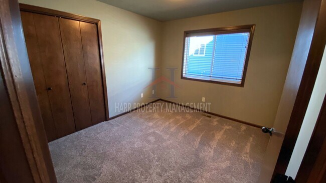 Building Photo - East Sioux Falls Twin Home