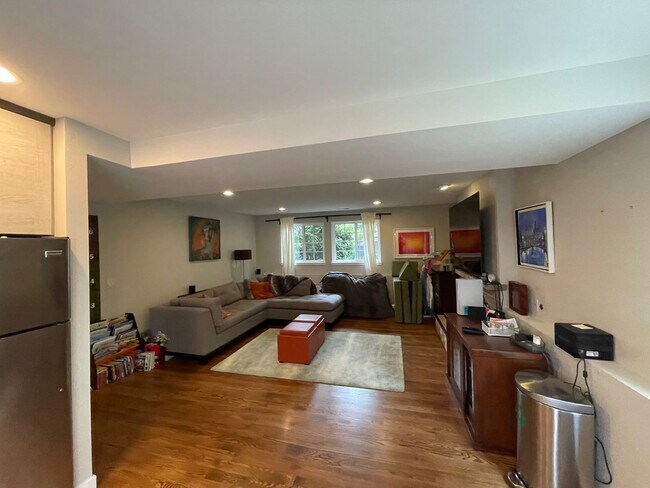 Building Photo - Spacious Corner-Lot Home 4 bed 3 bath – Gr...