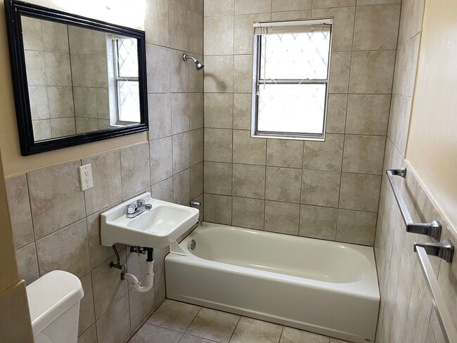 Building Photo - Cutest 3 bed 1.5 bath in Bethany!