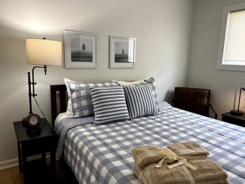 Building Photo - 517 E Division St