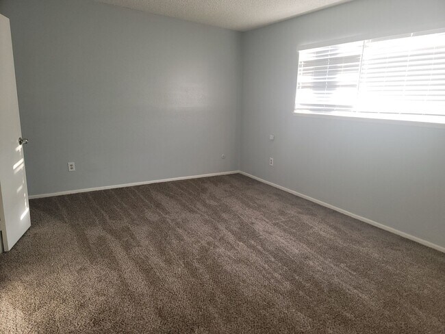 Building Photo - SW-2 bedroom- 1.5bath with 2 car garage Condo