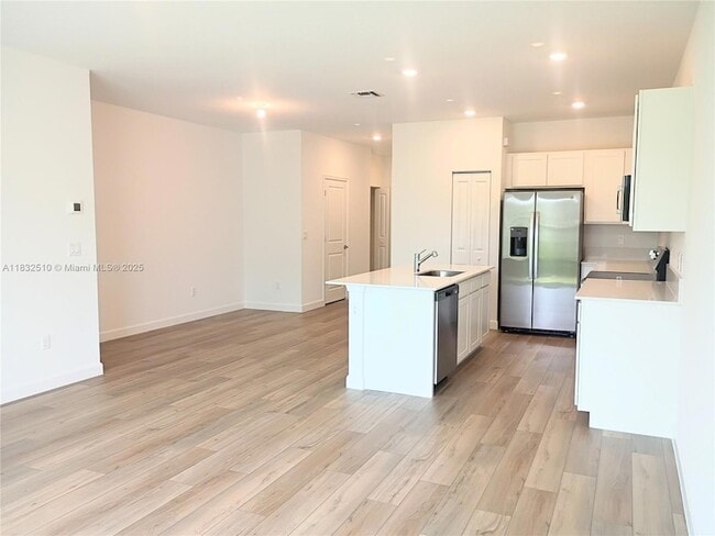 Building Photo - 329 SE Crossoak Ln