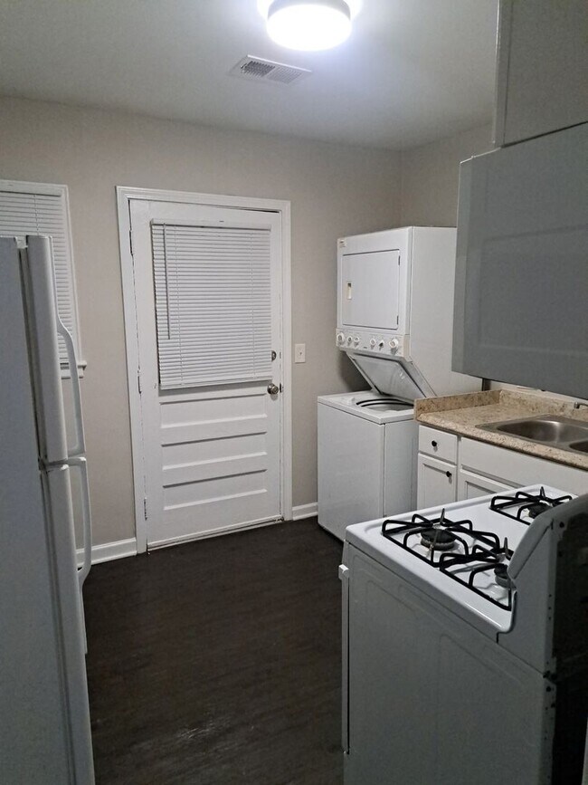 Building Photo - MOVE IN SPECIAL 1/2 OFF 1st full month if you move in by 7/1
