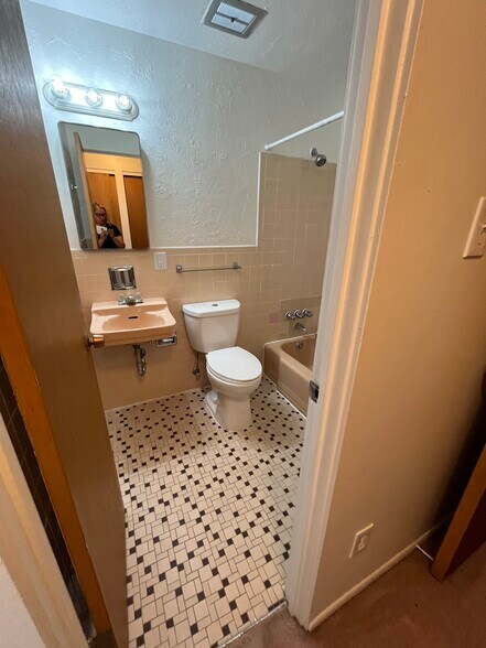 Bathroom - 926 N Marion St