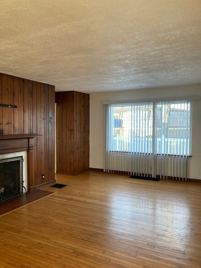 Building Photo - Move in bonus! Charming two story 2 bedroom home