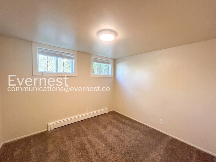 Building Photo - 705 Custer Ave